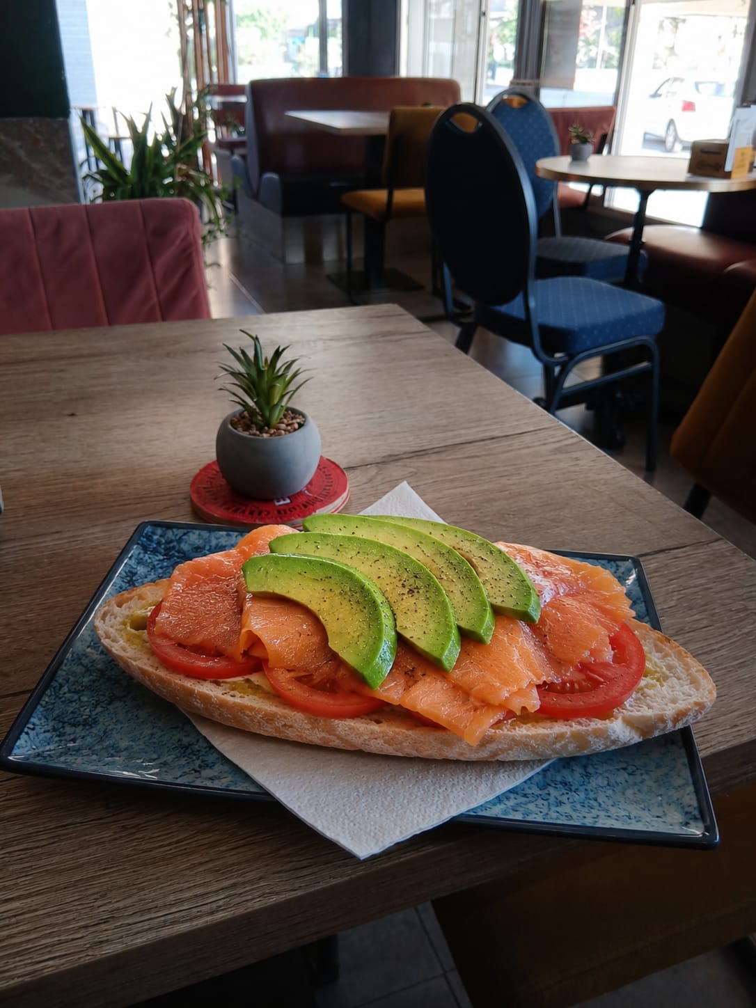 Tostada de salmón con tomate y aguacate del Coffee Bar Classic
